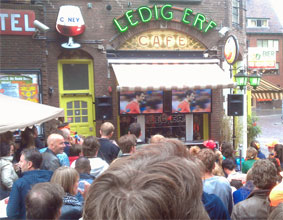 Voetbal kijken bij café Ledig Erf te Utrecht